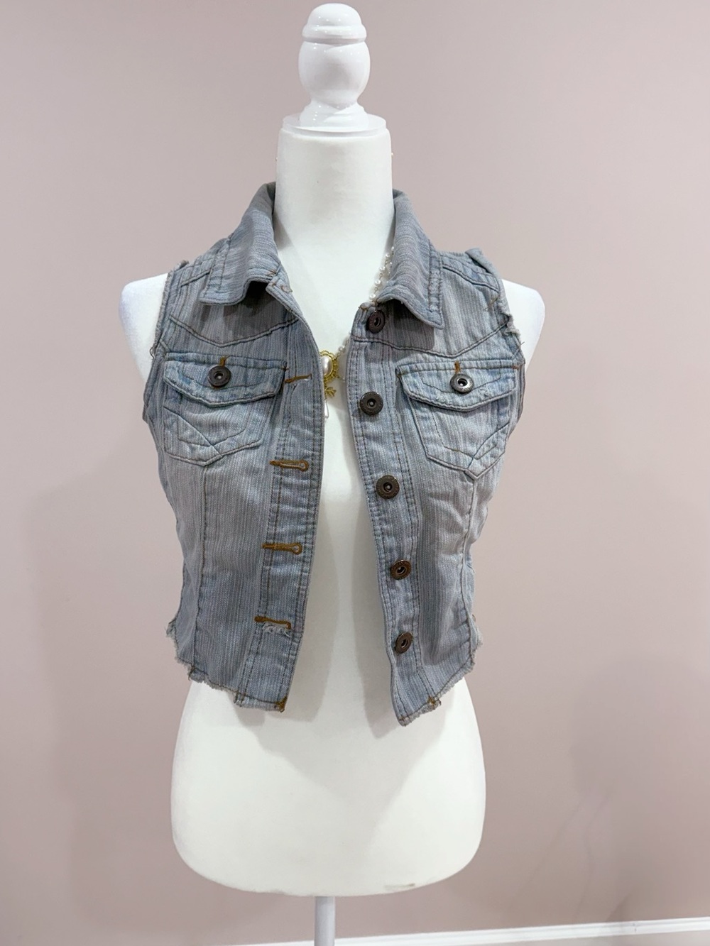 Cropped Sleeveless Denim Vest in Light Gray/Blue